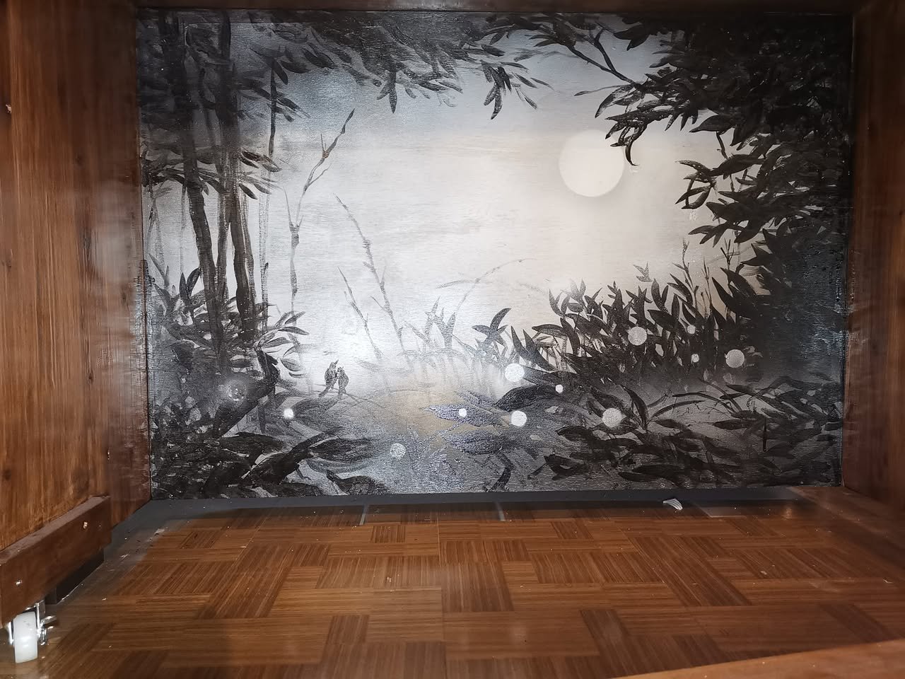 カウンターの足もとに描いた月夜