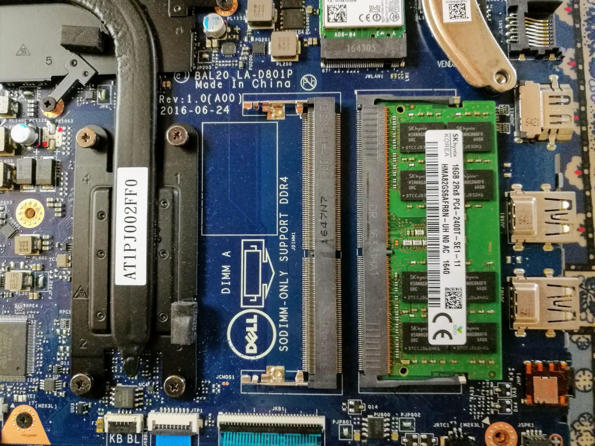 Inspiron 5767の2つのメモリースロット