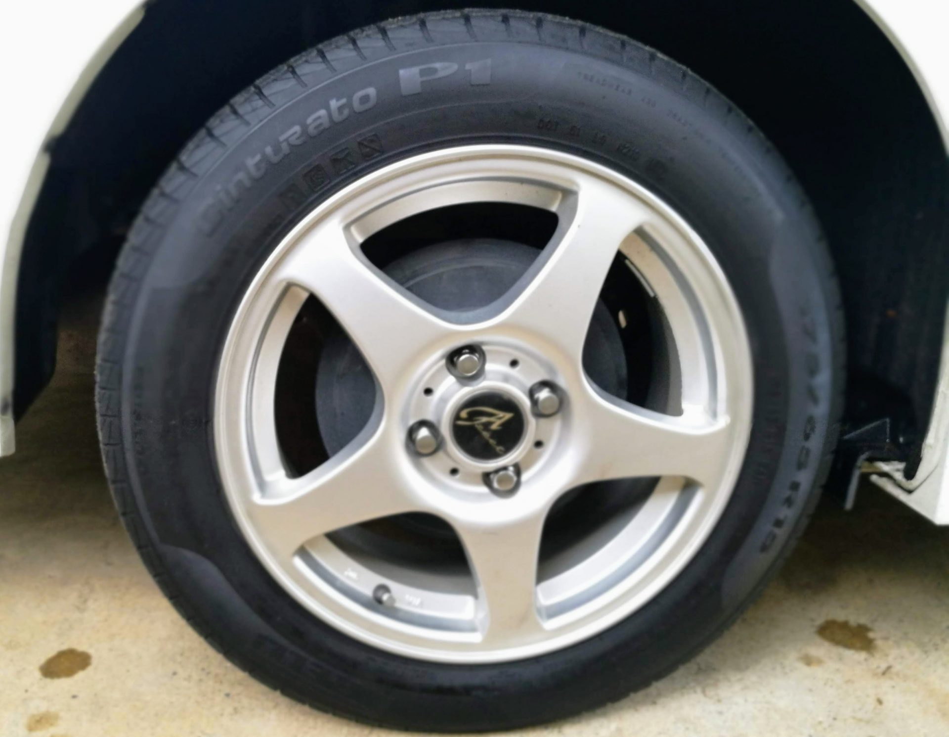 Bridgestone Bulizzak VRX2 シャトルハイブリッドZ 4WDのスタッドレスタイヤ