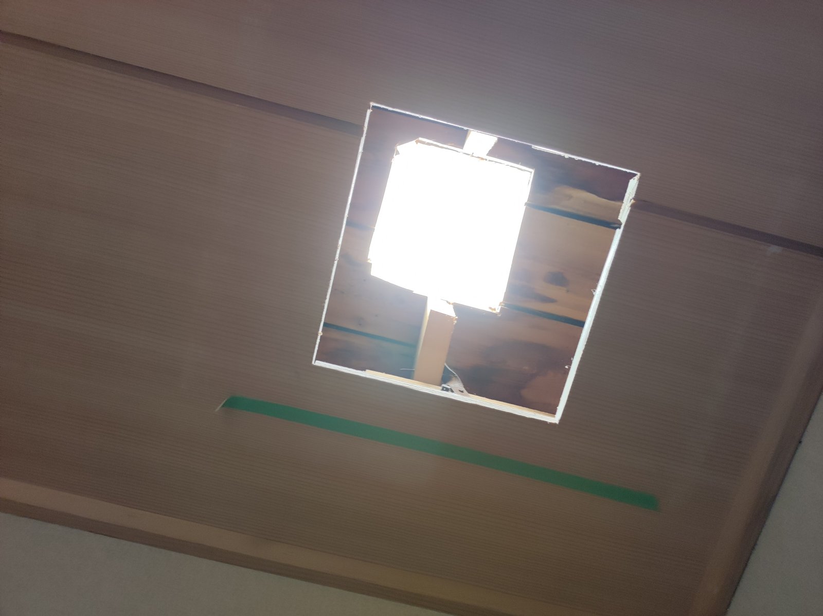 煙突を通す天井の穴