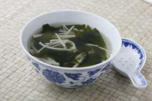 わかめとえのきのスープ