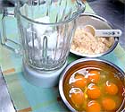 はんぺんをちぎってミキサーに