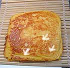 鬼すだれに焼きあがった卵を載せる 鬼すだれに焼きあがった卵を載せる