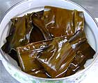 昆布を水につけて柔らかくします