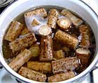 ごぼうとお米をいれて煮ます