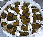 昆布巻きを柔らかくなるまで煮ます。