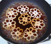 醤油を加えて落し蓋をして煮汁が3分の1になるまでゆっくり煮ます
