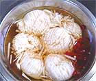 甘酢に蕪とたかの爪を漬ける