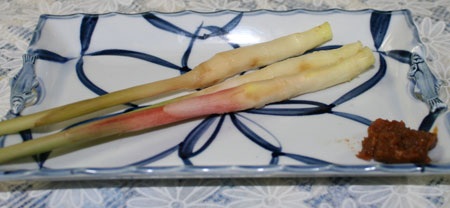 谷中しょうが(葉しょうが)の味噌添え