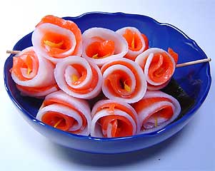 千枚漬けとスモークサーモンのお花 – おうちでつくれるおせち