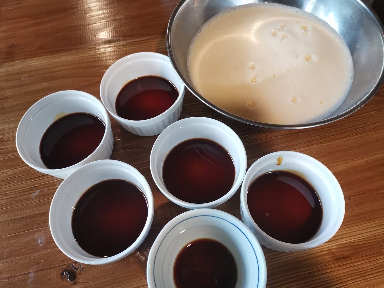 カラメルを入れた器とプリン液