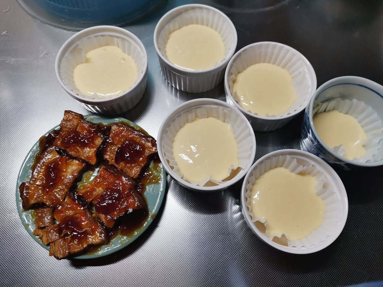 型に入れた生地と角煮