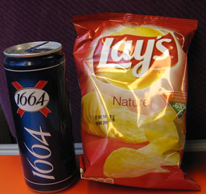 缶のKronenbourg 1664(クローネンブルグ 1664)とおつまみのポテチ