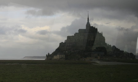 バスからのモンサンミッシェル遠景