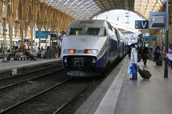 ニース駅で連結口を開いて待つTGV