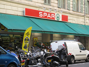 ニースのSPAR。コンビニというより小さなスーパーです