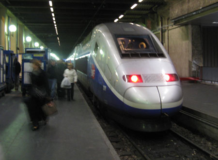 パリ、リヨン駅にほぼ定刻に到着したTGV