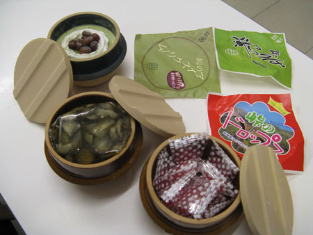 釜飯の釜のミニチュアに入ったアイスや漬物