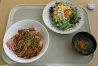 レストラン「ウェストサイド」の豚丼とサラダ