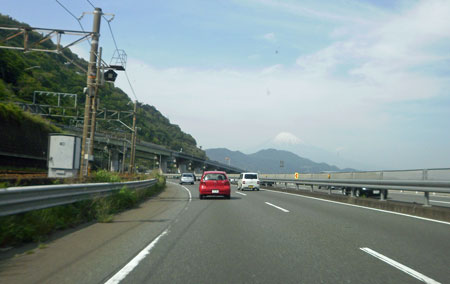 薩埵峠下の東名高速から見た富士山