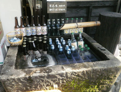後藤酒店店頭の氷で冷やされた飲み物