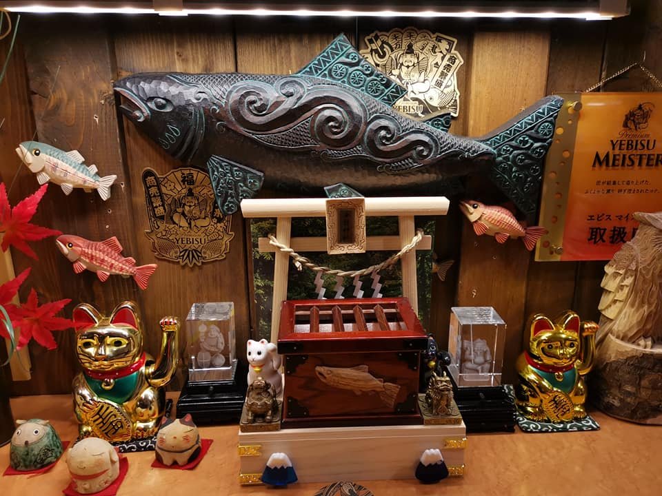 鮭の木彫りと神棚