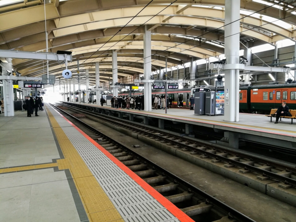 屋根に覆われた新潟駅のホーム