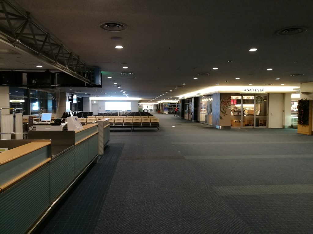 誰もいない羽田空港第2ターミナルの出発ゲート