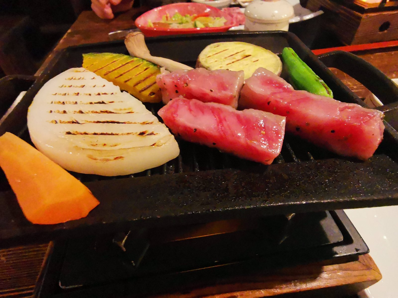 飛騨牛と野菜を焼く