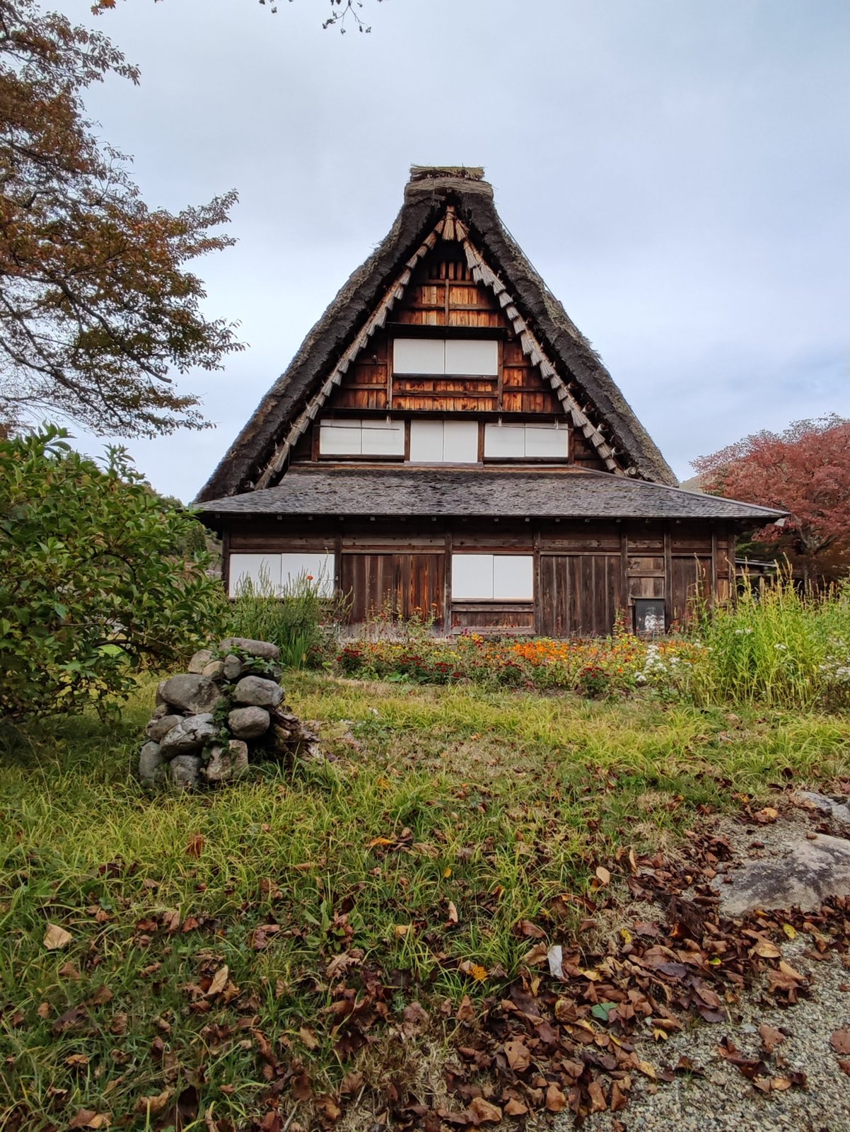 紅葉の始まった合掌造り