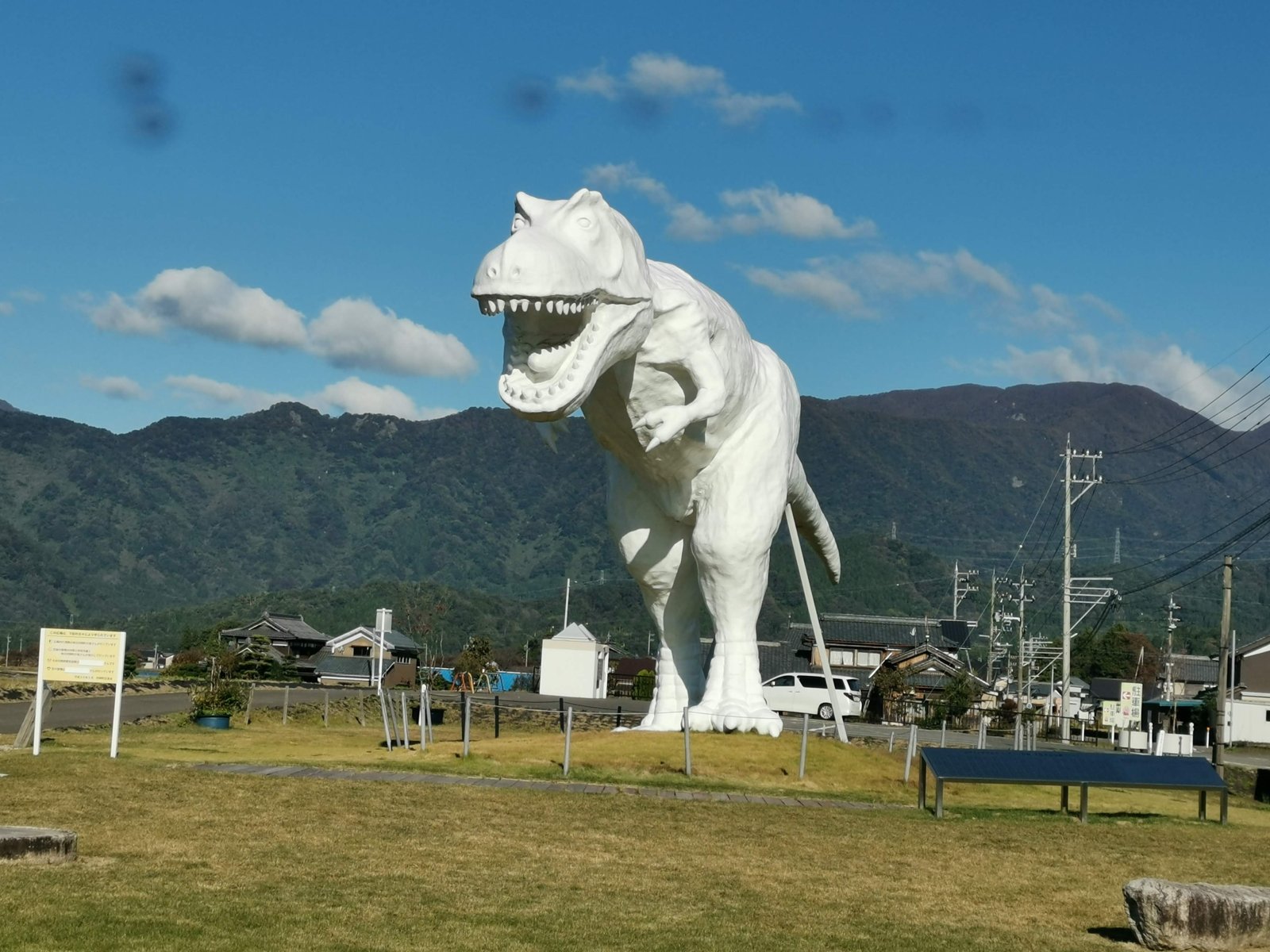白い恐竜の像