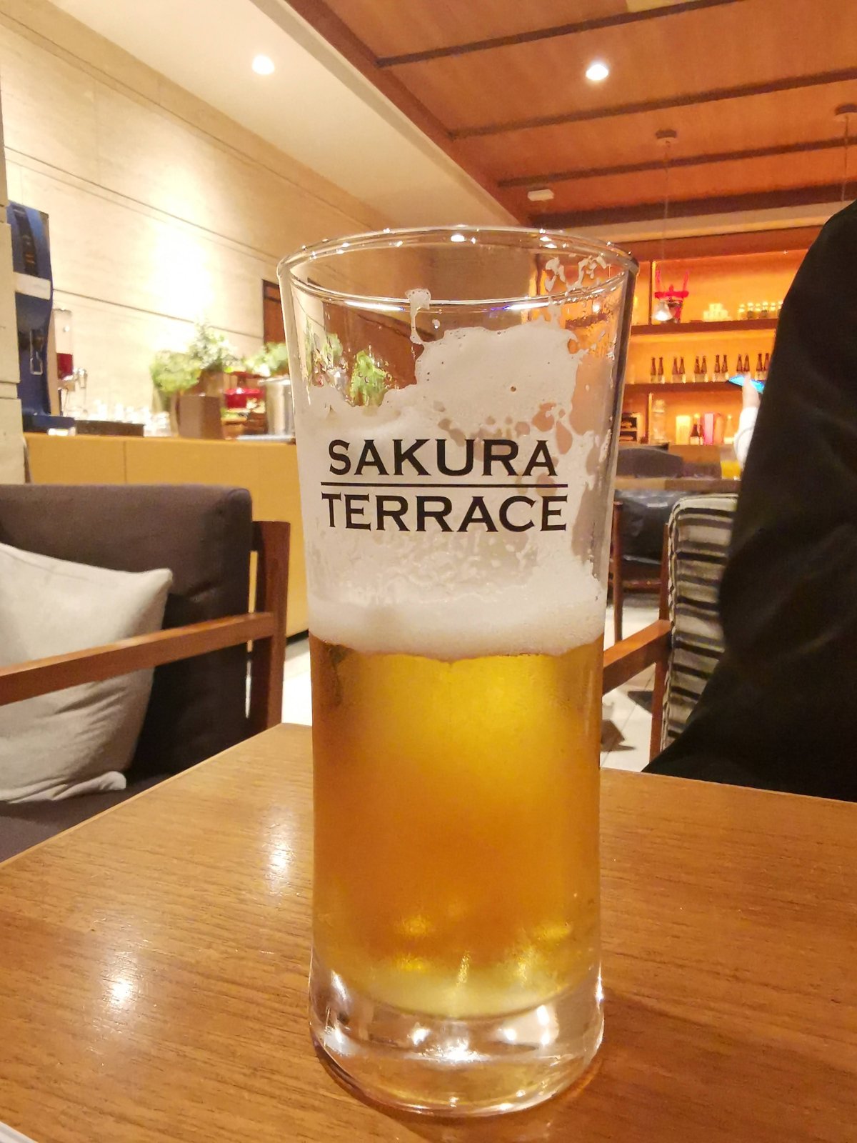 宿のラウンジでビール