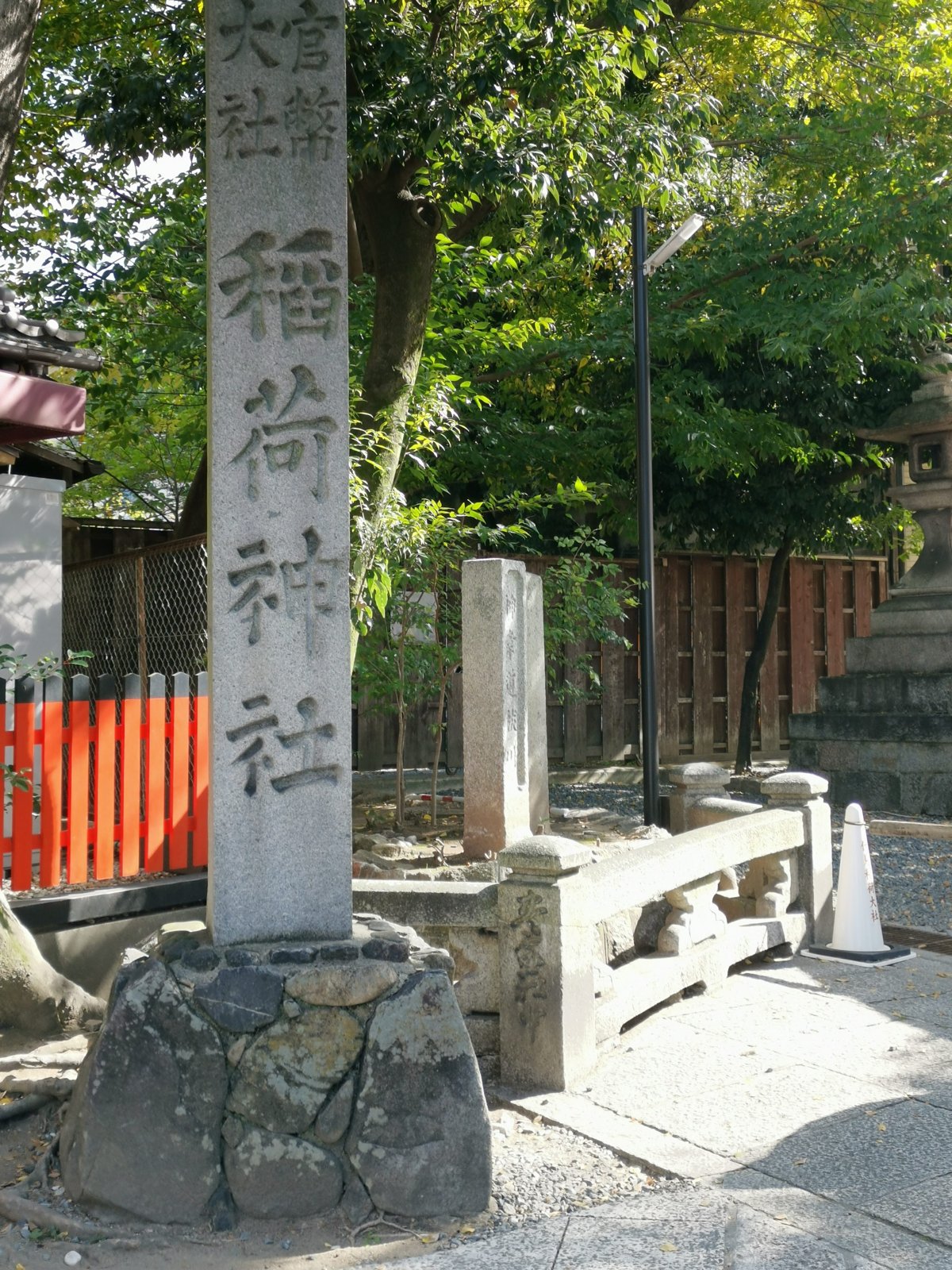 稲荷神社の石柱