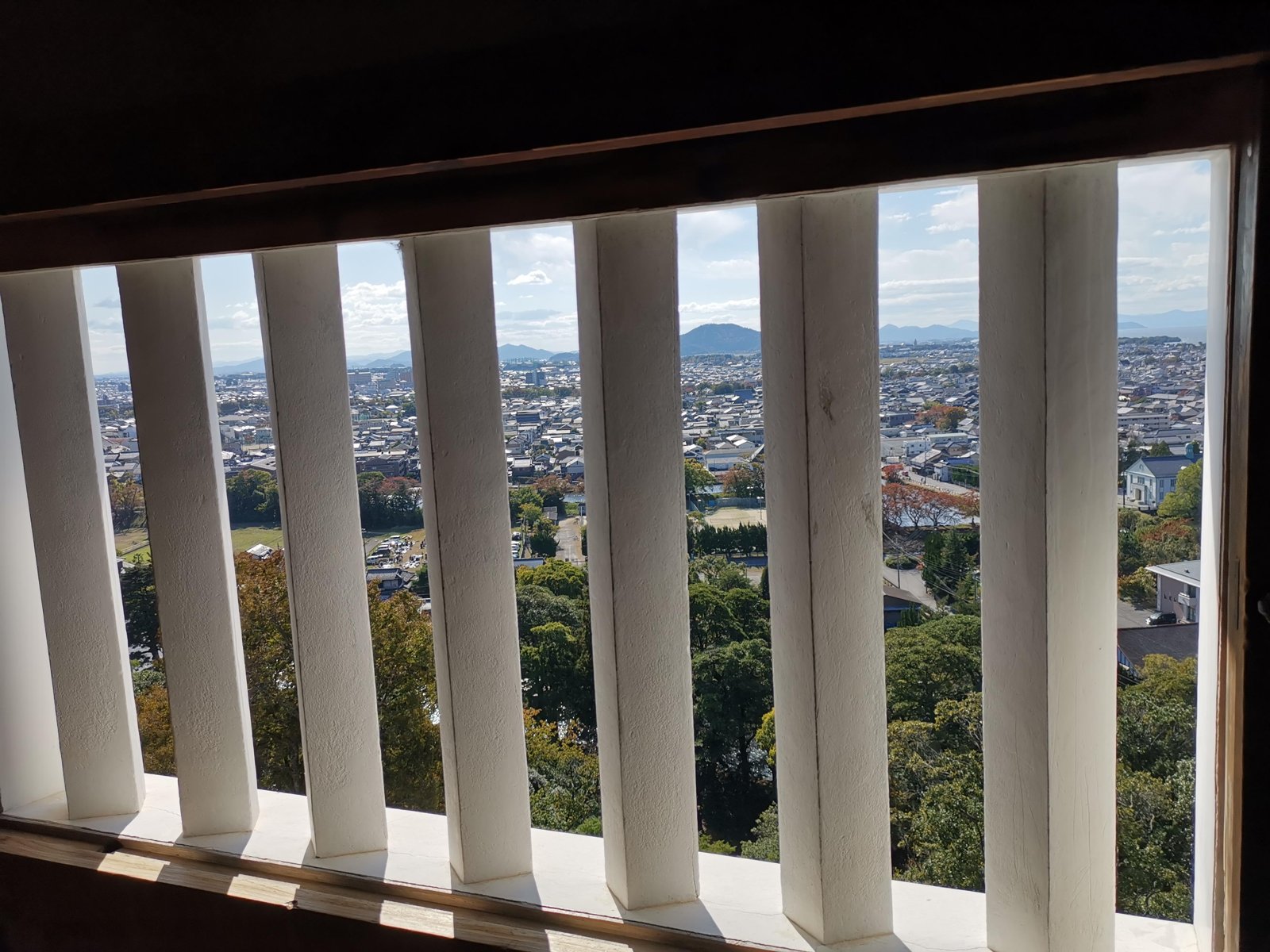 櫓の格子窓から