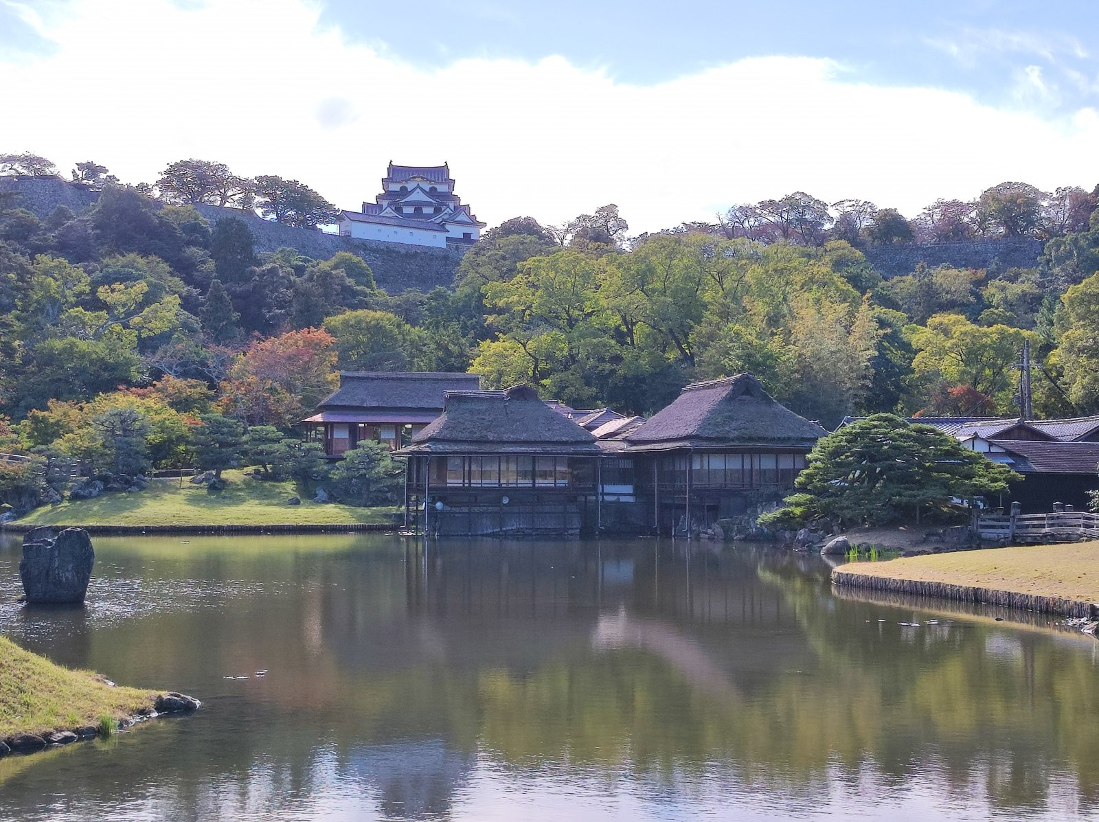 池の向こうの天守 池の向こうの天守
