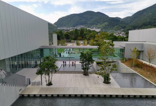 長野県立美術館中庭