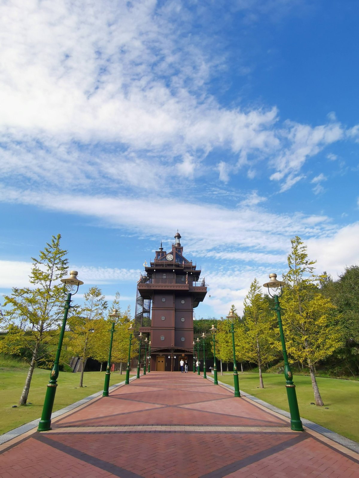 青空の下の塔