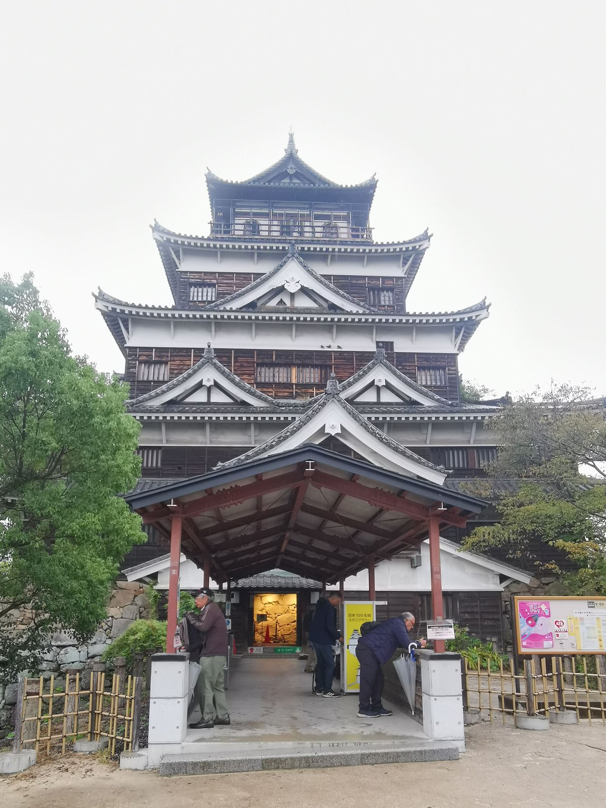 雨の天守