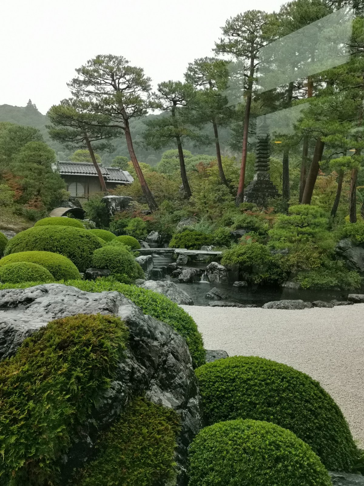 遠くの山まで続く庭