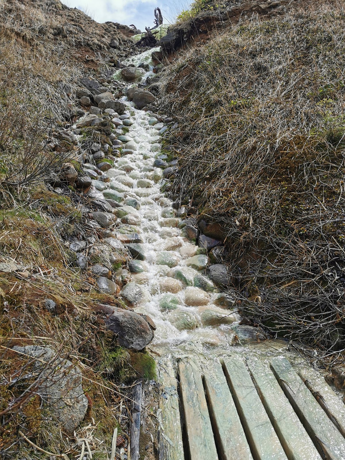 雪どけ水の小さな流れ