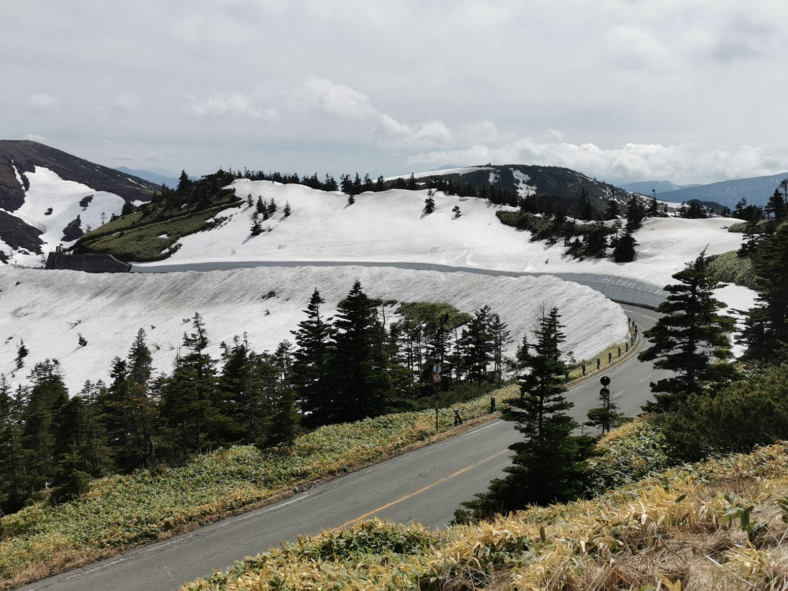 雪の残る山なみ
