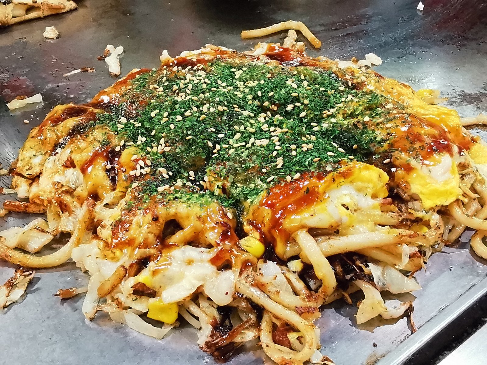 ねぎをたっぷりのせたお好み焼き