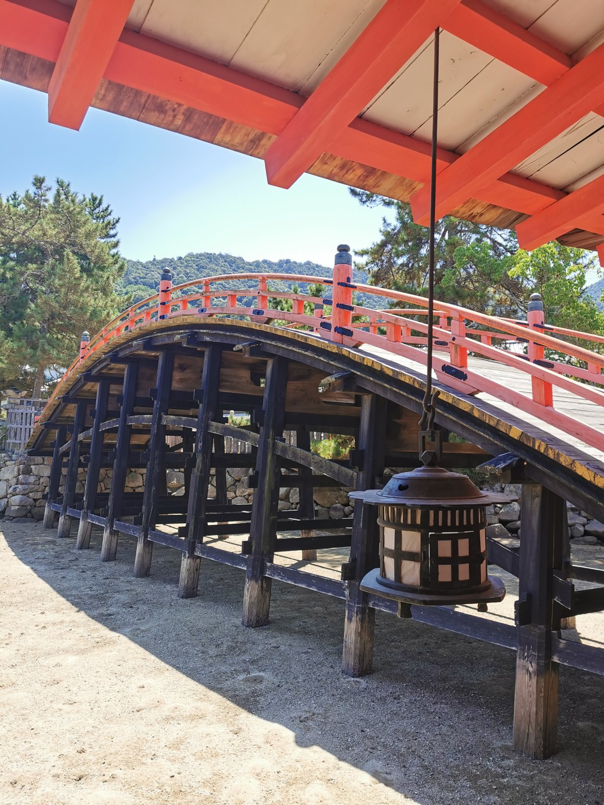 厳島神社の朱色の橋