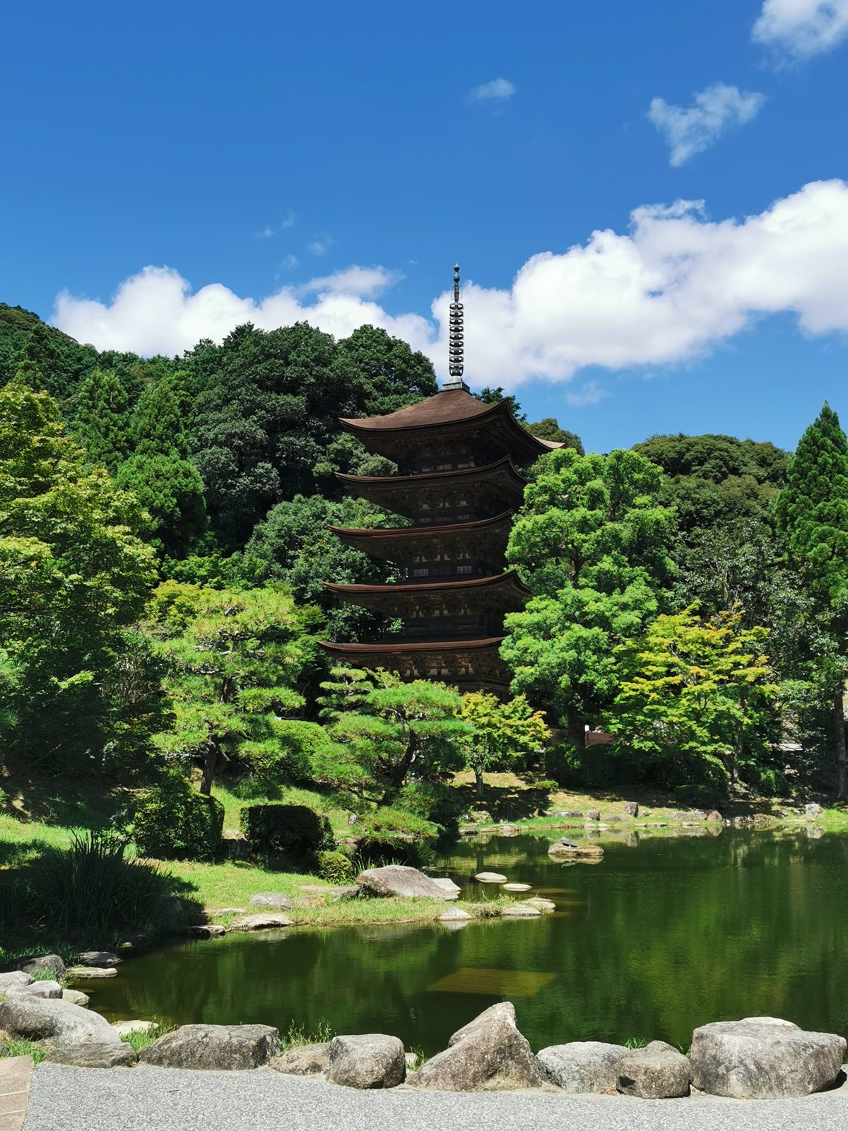 香山公園の池と五重塔