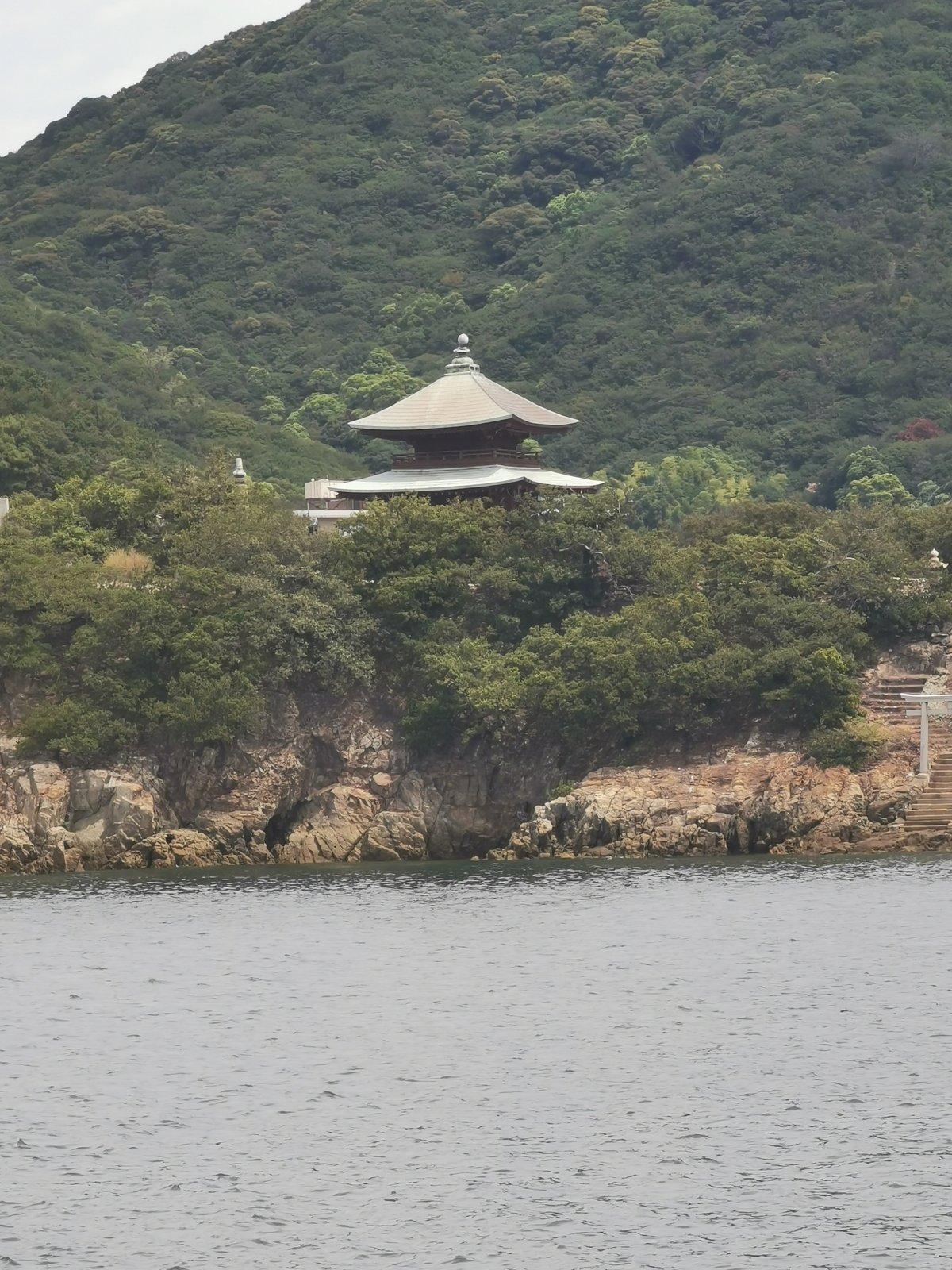 海に浮かぶお堂