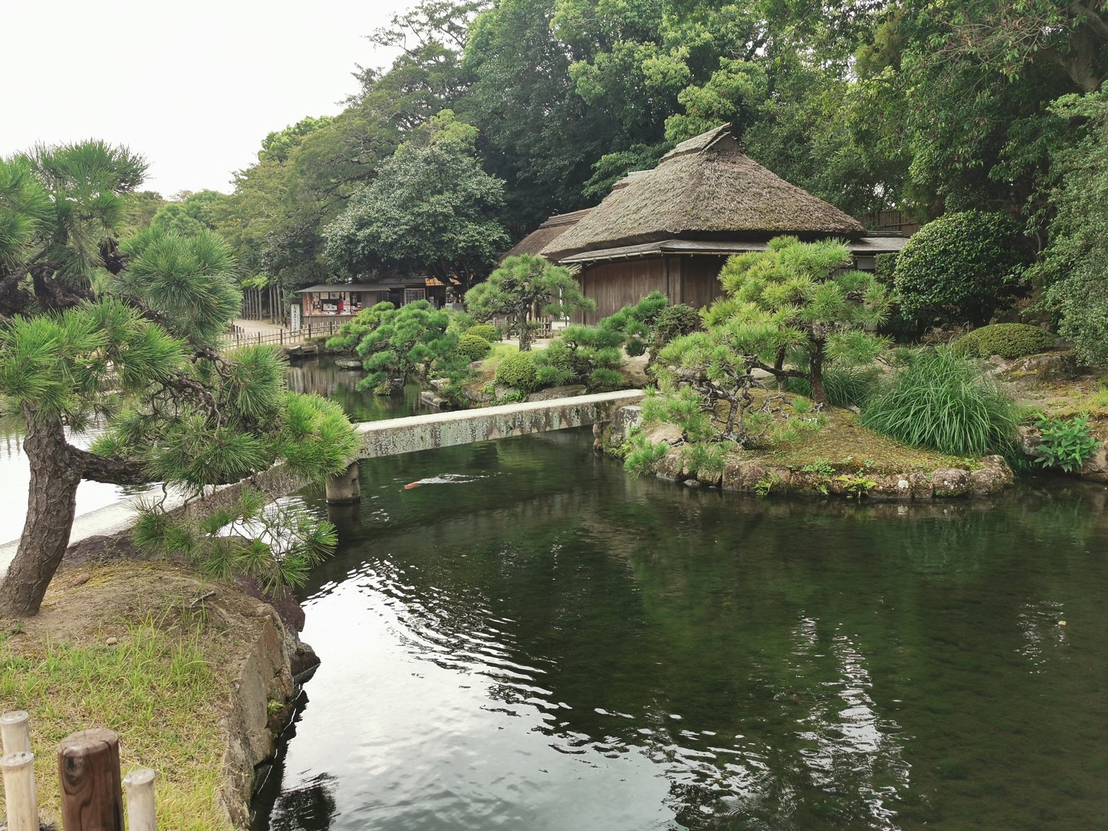 池と東屋