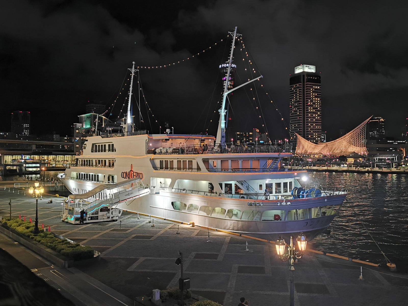 夜の神戸港