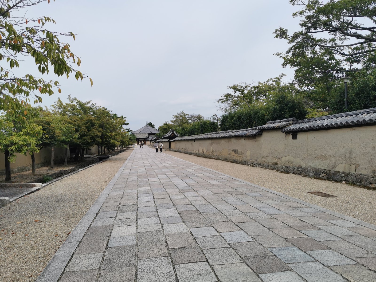 東院へ続く道