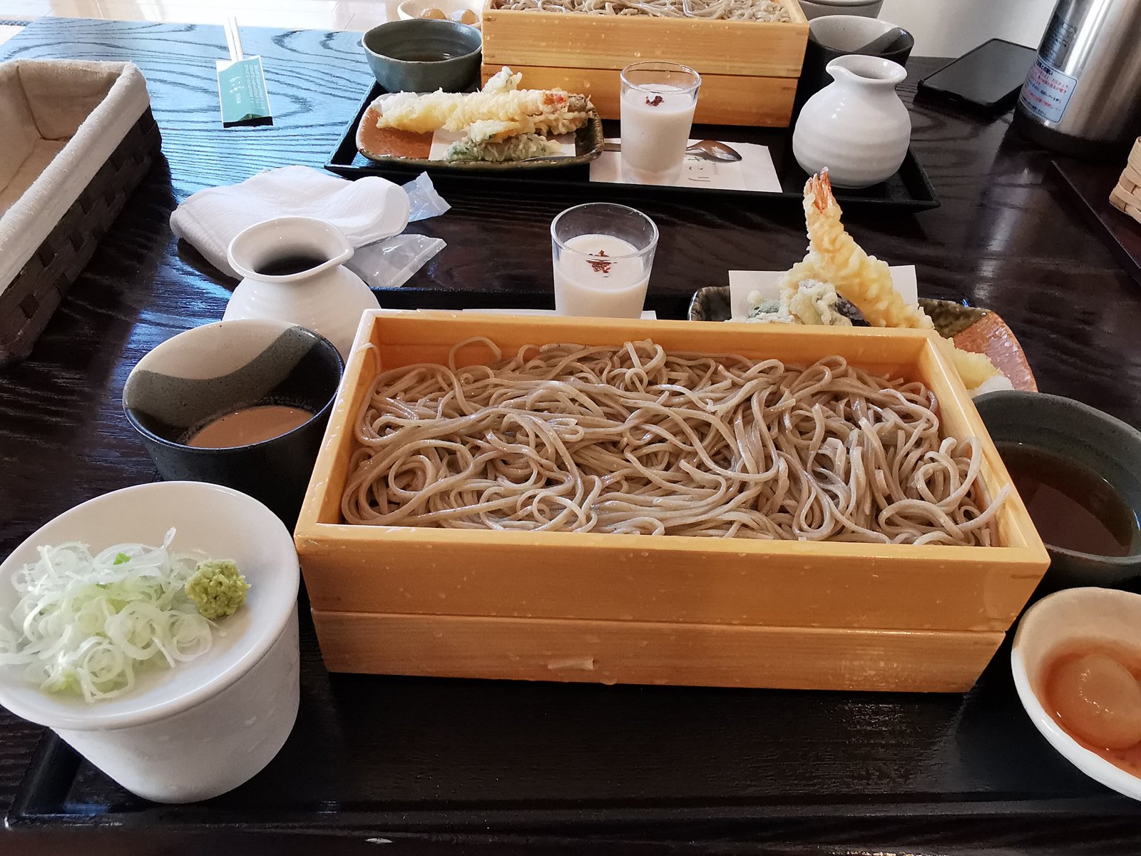 Aセット。もりそばと天盛り、小鉢、デザート