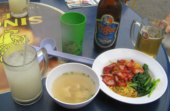 チャーシュー焼きそばとワンタンとタイガービール